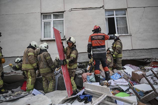 Partial collapse occurs in 7-story building in Istanbul s Maltepe district ISTANBUL, TURKIYE - OCTOBER 8: Search and rescue teams continue efforts to locate and rescue people trapped under the rubble as an injured person is taken to a hospital by ambulance after the lower floors of a seven-story building partially collapse in the Maltepe district of Istanbul, Turkiye, on October 8, 2026. Murat Sengul Anadolu Istanbul Turkey. Editorial use only. Please get in touch for any other usage.  Copyright: x2026xAnadoluxMuratxSengulx