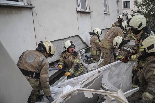Partial collapse occurs in 7-story building in Istanbul s Maltepe district ISTANBUL, TURKIYE - OCTOBER 8: Search and rescue teams continue efforts to locate and rescue people trapped under the rubble as an injured person is taken to a hospital by ambulance after the lower floors of a seven-story building partially collapse in the Maltepe district of Istanbul, Turkiye, on October 8, 2026. Murat Sengul Anadolu Istanbul Turkey. Editorial use only. Please get in touch for any other usage.  Copyright: x2026xAnadoluxMuratxSengulx