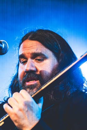 The Magic Numbers live in Malmoe, Sweden Malmo, Sweden. 07th, October 2026. The English alternative rock band The Magic Numbers performs a live concert at Plan B in Malmo. Here singer and guitarist Romeo Stodart is seen live on stage. Sweden, Malmö, Plan B  Copyright: xGonzalesxPhoto JoexMillerx