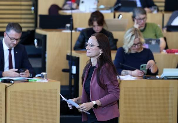 Special Plenary Session of the Thuringian State Parliament, October 7, 2026, Erfurt, Thuringian State Parliament, 55th Plenary Session, Special Plenary Session; the agenda item is the dissolution of the 8th Thuringian State Parliament pursuant to Article 50, Section 2, Sentence 1, No. 1 of the Constitution of the Free State of Thuringia; motion by the AfD; pictured: Anke Wirsing, an independent, approaches the l
