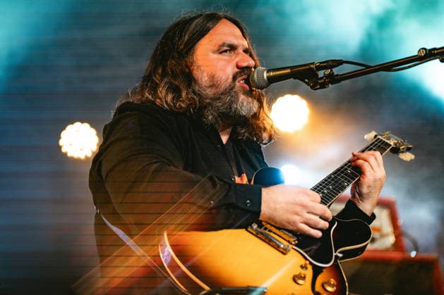 The Magic Numbers live in Malmoe, Sweden Malmo, Sweden. 07th, October 2026. The English alternative rock band The Magic Numbers performs a live concert at Plan B in Malmo. Here singer and guitarist Romeo Stodart is seen live on stage. Sweden, Malmö, Plan B  Copyright: xGonzalesxPhoto JoexMillerx