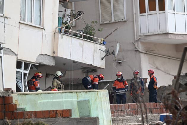 Search and rescue operations continue at partially collapsed building in Istanbul ISTANBUL, TURKIYE - OCTOBER 08: Search and rescue teams conduct operations at the site of a seven-story building that partially collapsed in the Maltepe district of Istanbul, Turkiye, on October 08, 2026. Emergency personnel and ambulances are deployed to the scene as search and rescue efforts continue. Ahmet Okatali Anadolu Istanbul Turkey. Editorial use only. Please get in touch for any other usage.  Copyright: x2026xAnadoluxAhmetxOkatalix
