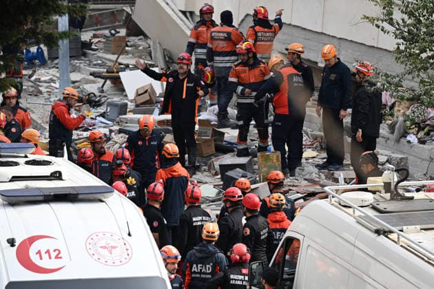 Search and rescue operations continue at partially collapsed building in Istanbul ISTANBUL, TURKIYE - OCTOBER 08: Search and rescue teams conduct operations at the site of a seven-story building that partially collapsed in the Maltepe district of Istanbul, Turkiye, on October 08, 2026. Emergency personnel and ambulances are deployed to the scene as search and rescue efforts continue. Ahmet Okatali Anadolu Istanbul Turkey. Editorial use only. Please get in touch for any other usage.  Copyright: x2026xAnadoluxAhmetxOkatalix