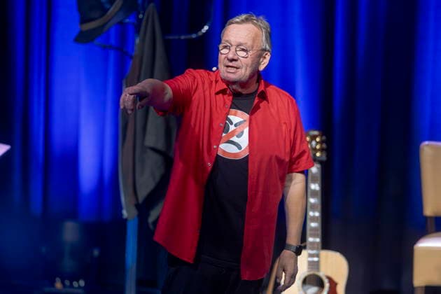 Bernd Stelter, born April 19, 1961. The German carnival performer, comedian, actor, writer, and musician performs live at the Börse in Coswig, Saxony, with his show *Don t Get Upset—It Just Gives You Wrinkles*.