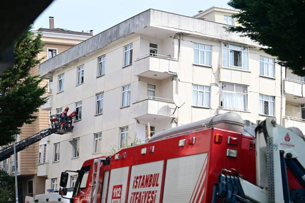 Partial collapse occurs in 7-story building in Istanbul s Maltepe district ISTANBUL, TURKIYE - OCTOBER 8: Search and rescue personnel, including firefighters, AFAD, UMKE, and police teams, operate at the site of a partial building collapse in the Cevizli neighborhood of Maltepe district, Istanbul, Turkiye on October 8, 2026. Trapped residents on the unaffected upper floors were evacuated while emergency teams initiated search and rescue efforts beneath the collapsed lower levels. Ten people were rescued alive from the rubble, while officials confirmed two fatalities as of late morning. Serhat Cagdas Anadolu Istanbul Turkey. Editorial use only. Please get in touch for any other usage. Copyright: x2026xAnadoluxSerhatxCagdasx