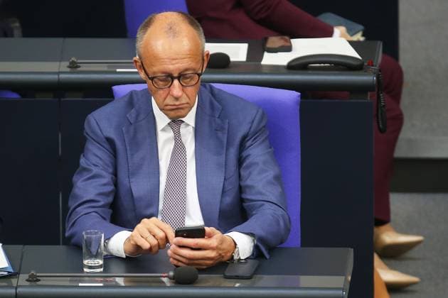 Berlin, Germany, October 8, 2026 German Bundestag 99th Session of the Bundestag Chancellor Friedrich Merz (CDU) is typing on his smartphone Copyright: xdtsxNachrichtenagenturx dts_137555