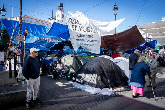 Protesters at Sol Square Stand by Their Demands for Housing Housing Protest at Puerta del Sol, October 8, 2026, in Madrid, Spain. The encampment at Sol has spilled over into the square, and the protesters are maintaining their demands against evictions and exorbitant rents. The Official State Gazette (BOE) published yesterday, October 7, the new version of the housing and rent decrees that the Council of Ministers approved the previous day OCTOBER 8, 2026 A Pé Madrid, Madrid, Spain  Copyright: xA.xPÃ rezxMecax 7828154