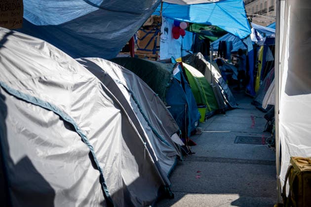 Protesters at Sol Square Stand by Their Demands for Housing Housing Protest at Puerta del Sol, October 8, 2026, in Madrid, Spain. The encampment at Sol has spilled over into the square, and the protesters are maintaining their demands against evictions and exorbitant rents. The Official State Gazette (BOE) published yesterday, October 7, the new version of the housing and rent decrees that the Council of Ministers approved the previous day OCTOBER 8, 2026 A Pé Madrid, Madrid, Spain  Copyright: xA.xPÃ rezxMecax 7828157