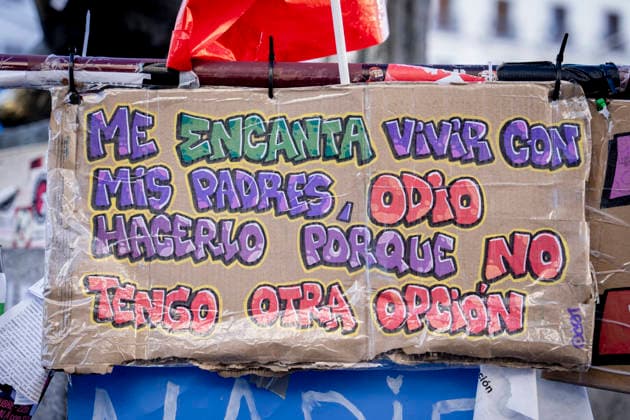 Protesters at Sol Square Stand by Their Demands for Housing A banner reading I love living with my parents, but I hate having to do it because I have no other choice during the housing protest at Puerta del Sol on October 8, 2026, in Madrid, Spain. The encampment at Sol has spilled over into the square, and the protesters are maintaining their demands against evictions and exorbitant rents. The Official State Gazette (BOE) published yesterday, October 7, the new version of the housing and rent decrees that the Council of Ministers had approved the previous day OCTOBER 8, 2026 A Pé Madrid, Madrid, Spain  Copyright: xA.xPÃ rezxMecax 7828171