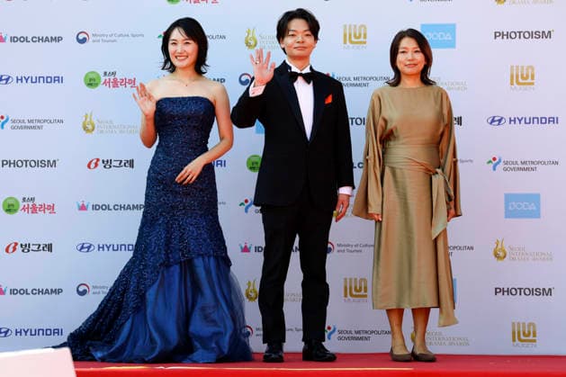 red carpet at Seoul Drama Awards in South Korea (L-R) Japanese actress Asuka Hamaru, producer Naomichi Sawamura, and director Azumi Hasegawa pose for photos on the red carpet during the 21st Seoul International Drama Awards in Seoul, South Korea, on October 08, 2026. Seoul South Korea  Copyright: xMatrixxImages JungxUi-Chelx