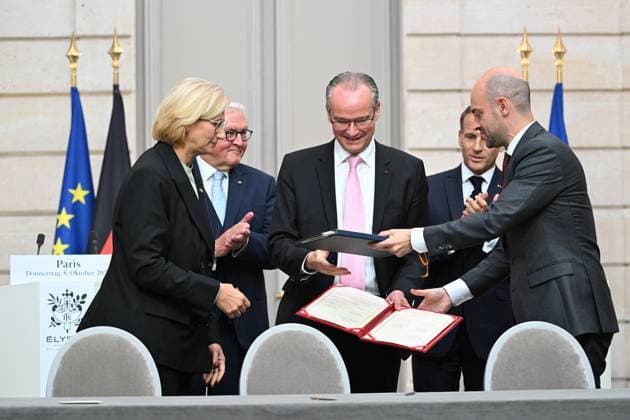 Jean Noël Barrot, French Minister for Europe and Foreign Affairs, with Gunther Krichbaum, German Deputy Minister for Foreign Affairs, and Anne Rehlinger, Plenipotentiary of the Federal Republic of Germany responsible for cultural affairs, Minister-President of the State of Saarland French President Emmanuel Macron and German President Frank Walter Steinmeier during a signing ceremony and joint press conference at the Élysée Palace in Paris, France, on October 8, 2026. Signing of an agreement between the French government and the German government regarding the Franco-German Youth Office. Eric Tschaen Pool Bestimage. French President Emmanuel Macron and German President Frank Walter Steinmeier during a signing ceremony and joint press confe  Copyright: xEricxTschaenx xPoolx xBestimagexEricxTschaenx xPoolx xBestimagex