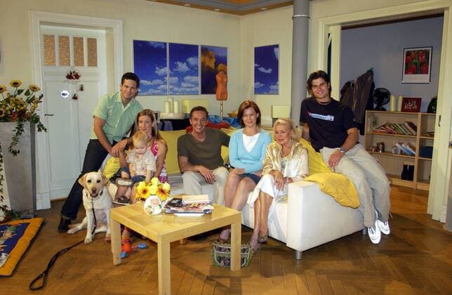RTL ends the soap opera *Unter uns* after 32 years; archive footage