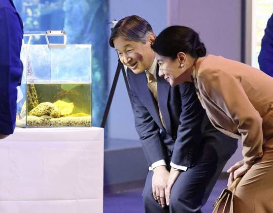 Emperor Naruhito and Empress Masako visit the aquarium