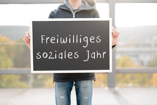 DRK head Hermann Gröhe calls for pocket money for the voluntary social year to be doubled, archive photos