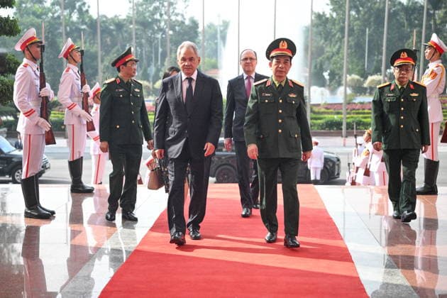 Vietnam, Phan Van Giang receives Sergei Shoigu in Hanoi
