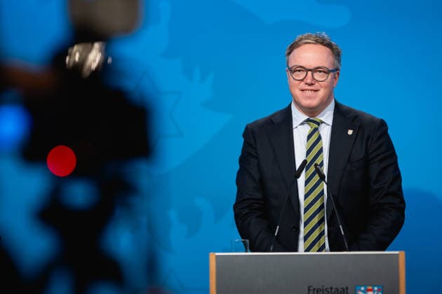 FAZ deletes guest article by Mario Voigt due to AI suspicion, archive images