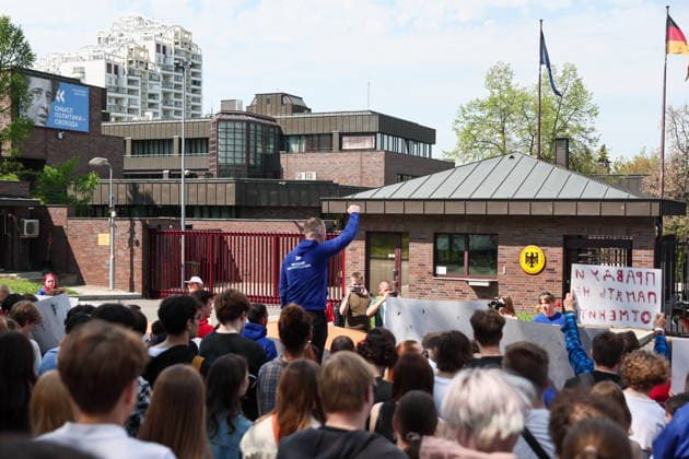 Russia, protests in front of the German embassy in Moscow