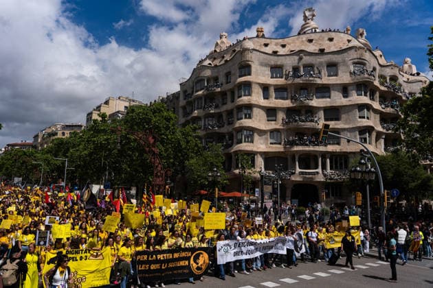 Spain, protests by teachers and healthcare workers in Barcelona