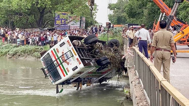 India, bus accident in Kanpur