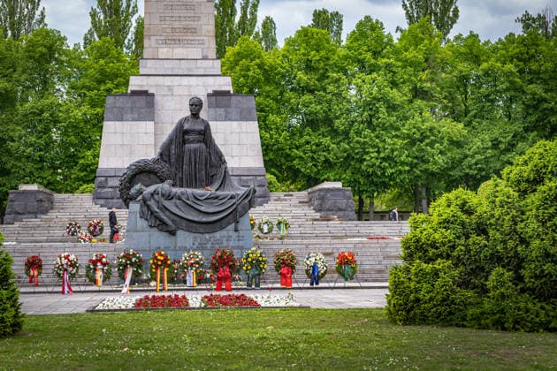 Berlin, commemoration on Victory Day at the Soviet memorial in Schönholzer Heide
