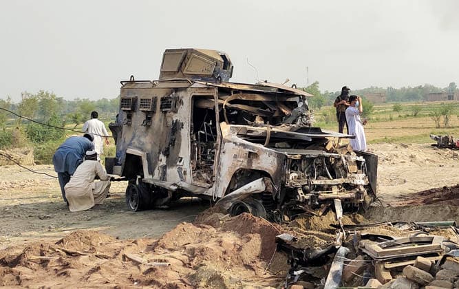 Pakistan, dead in bomb attack on police post in Bannu
