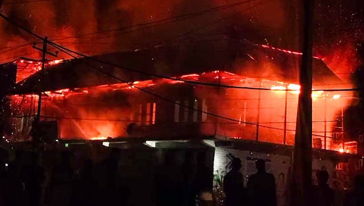 India, fire in a shopping centre in Anantnag