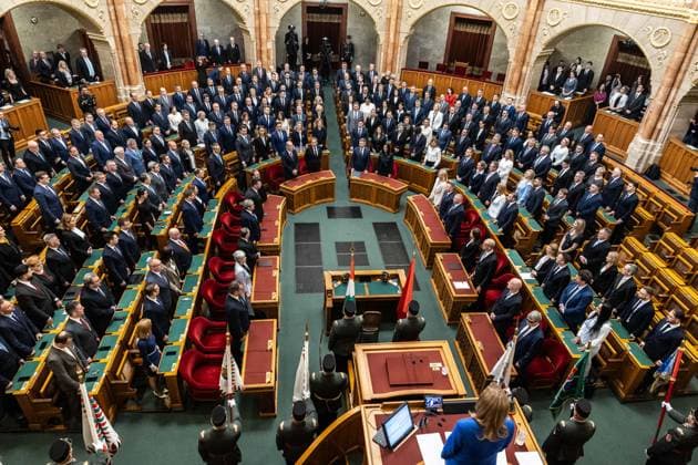 Hungary's parliament cuts MPs' salaries by 40 per cent, archive photos