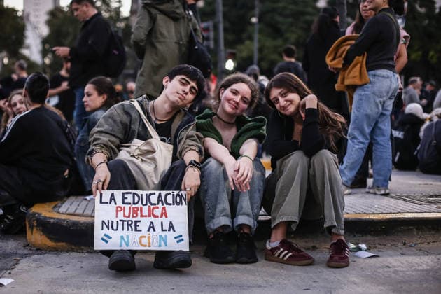 Argentina, thousands demonstrate for universities and teacher law in Buenos Aires