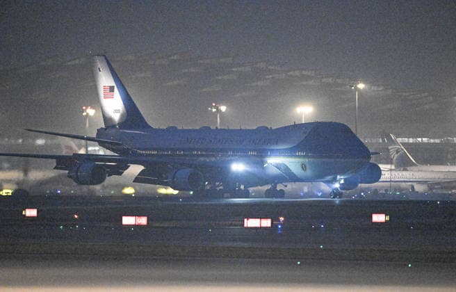 China, Donald Trump lands in Beijing