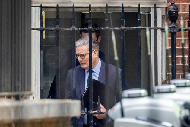 Great Britain, Prime Minister Keir Starmer leaves 10 Downing Street in London through the back entrance