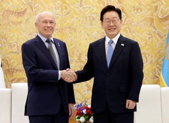 Seoul, Peter Howitt visits South Korea
