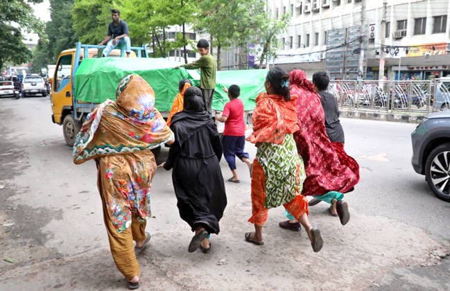 Bangladesh, families queue for state-subsidised goods in Dhaka