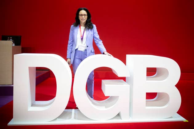 DGB wants to oblige employers to provide company pension schemes for all, archive images