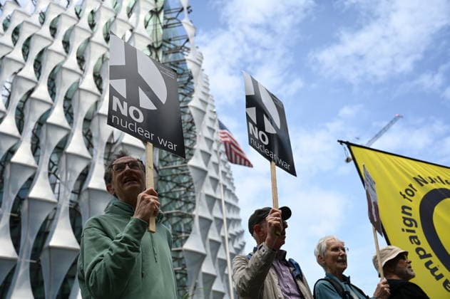 Great Britain, protest against nuclear weapons in London