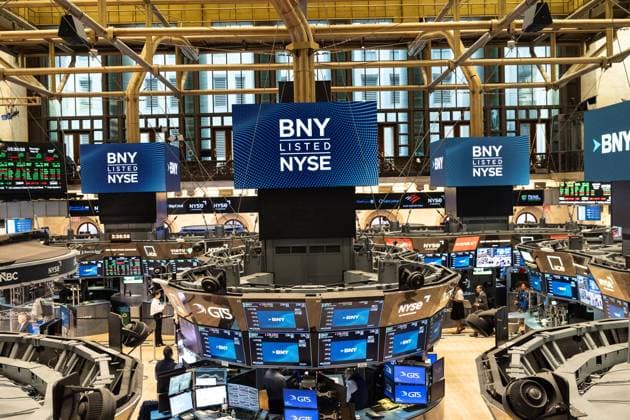 USA, BNY Mellon CEO Robin Vince rings the closing bell at the New York Stock Exchange