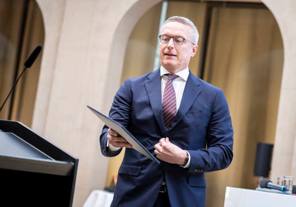 Texts created by Digital Minister Kartsen Wildberger with the help of AI, archive images