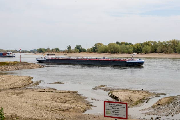 North Rhine-Westphalia: Low water levels on the Rhine at Rees