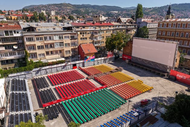 Bosnia and Herzegovina: Setting up an open-air cinema in the heart of Sarajevo