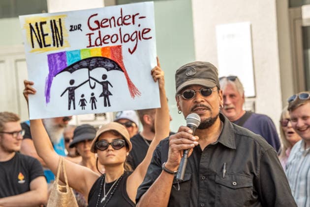 Bavaria: Protest against a drag queen reading at Augsburg City Library