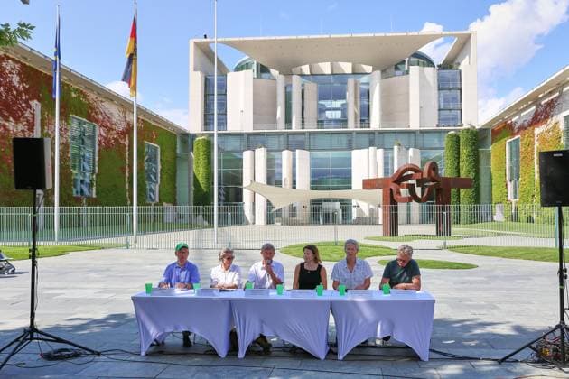 Berlin: Climate Alliance calls for a heatwave summit; protest outside the Federal Chancellery