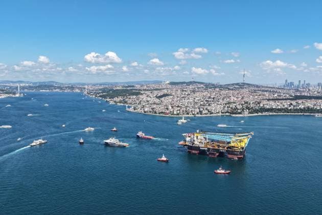 Turkey: The Saipem 7000 crane vessel passes through the Bosphorus in Istanbul