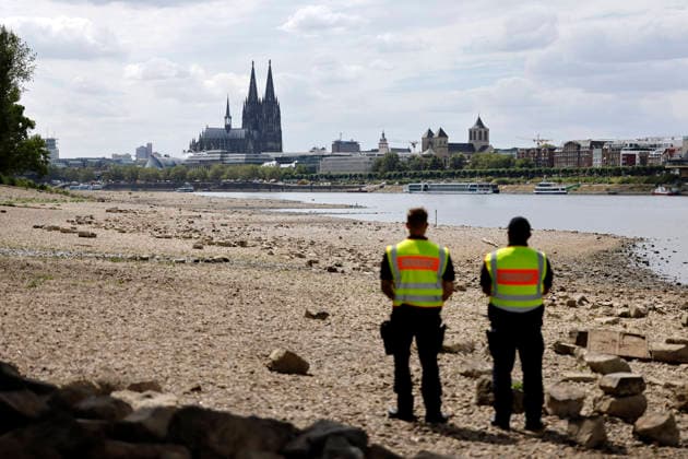 Cologne: Defusing a World War II bomb discovered in the bed of the River Rhine