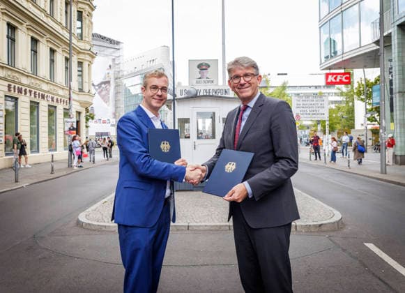 Berlin: Signing of the Capital City Financing Agreement