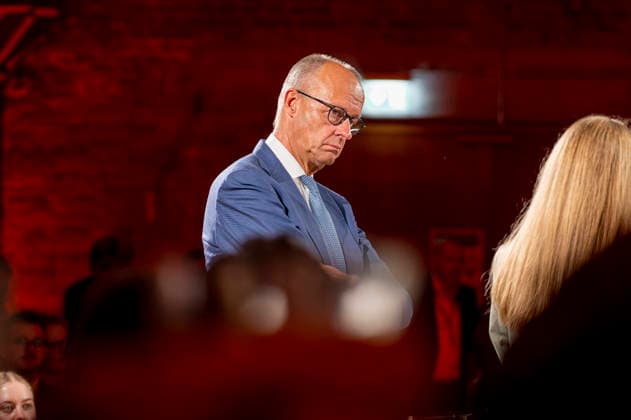 Berlin: Friedrich Merz meets young people