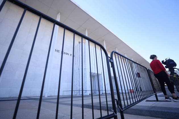 USA, fence at the Kennedy Centre in Washington