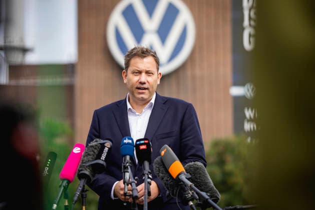 Wolfsburg: Lars Klingbeil, Olaf Lies and Daniela Cavallo at a press conference outside Volkswagen’s headquarters