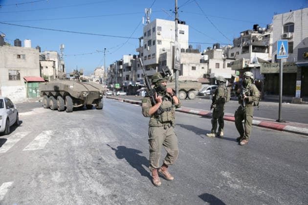 Middle East conflict, West Bank: Israeli soldiers block access to the Al-Ain refugee camp during a military operation in Nablus