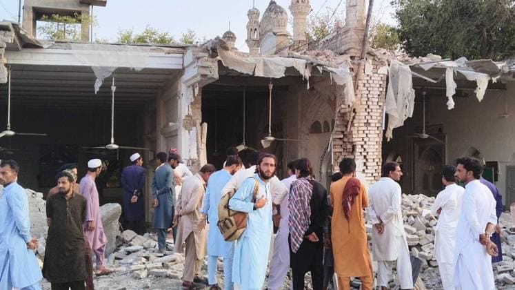 Pakistan: suspected suicide bombing during Friday prayers in Kohat