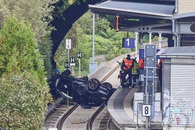 Berlin: Car plummets from bridge onto S-Bahn tracks on Bornholmer Straße