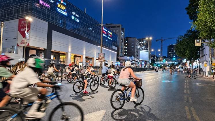 Israel: People on car-free streets in Ramat Gan on Yom Kippur